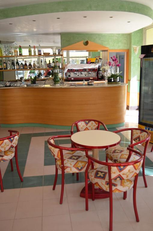 Hotel Aiglon Римини Екстериор снимка