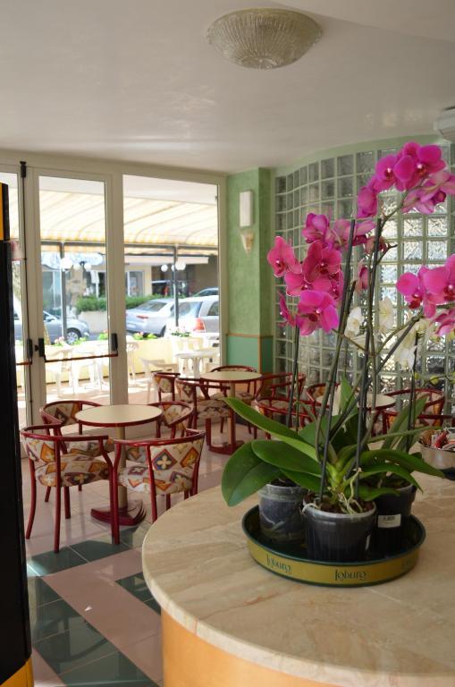 Hotel Aiglon Римини Екстериор снимка