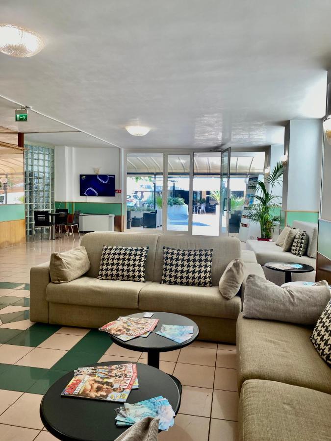 Hotel Aiglon Римини Екстериор снимка
