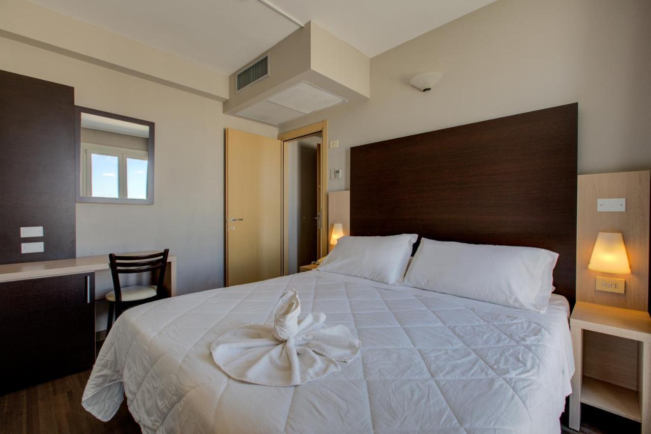 Hotel Aiglon Римини Екстериор снимка