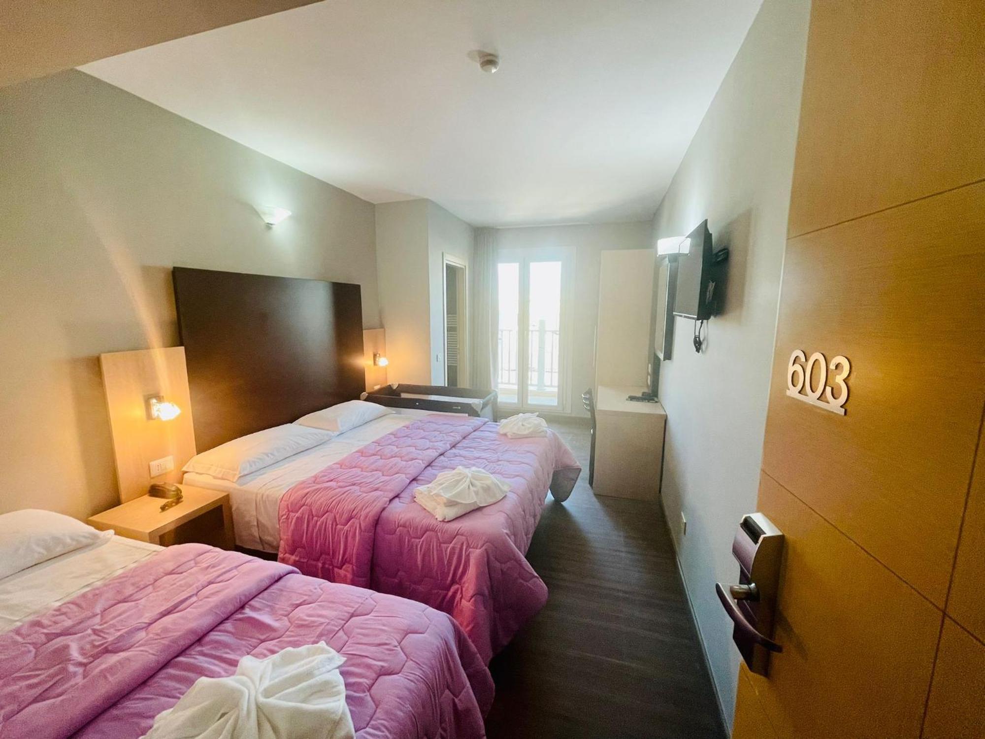 Hotel Aiglon Римини Екстериор снимка
