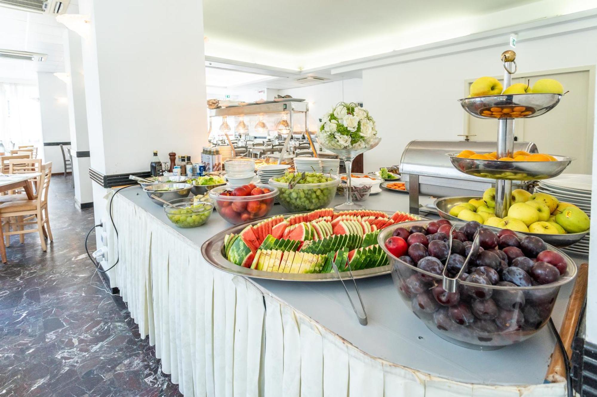 Hotel Aiglon Римини Екстериор снимка