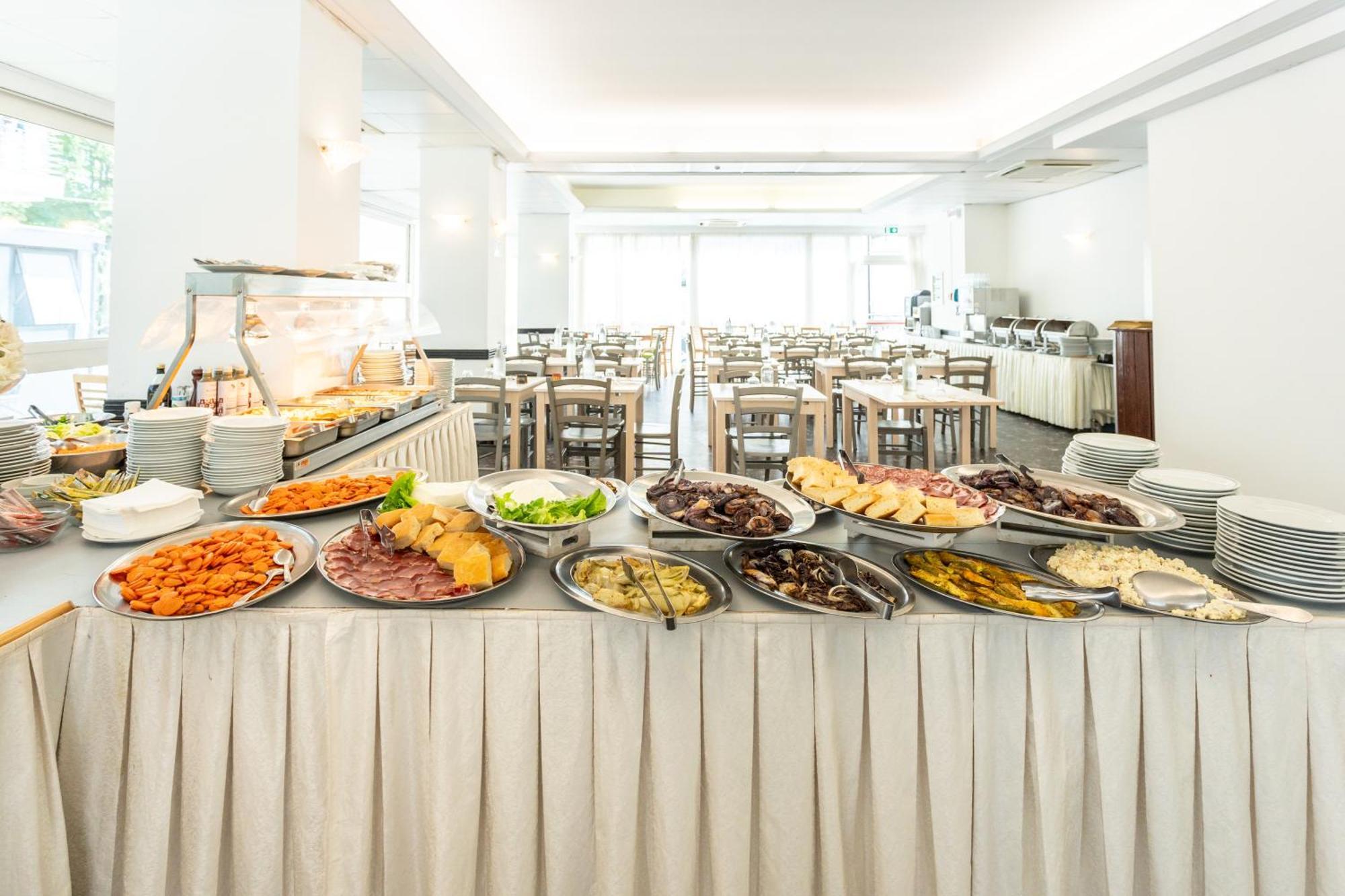 Hotel Aiglon Римини Екстериор снимка