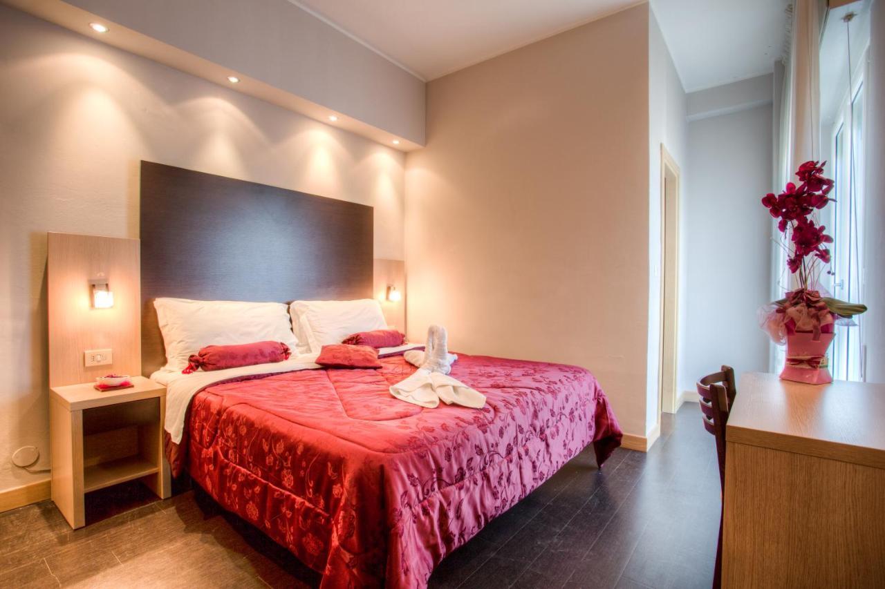 Hotel Aiglon Римини Екстериор снимка