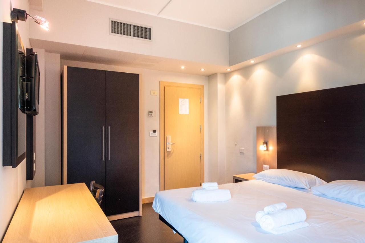 Hotel Aiglon Римини Екстериор снимка